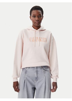 Calvin Klein Jeans Bluza Varsity J20J225579 Różowy Regular Fit ze sklepu MODIVO w kategorii Bluzy damskie - zdjęcie 181062379