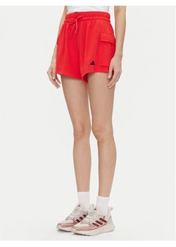 adidas Szorty sportowe Essentials Small Logo JC5704 Czerwony Loose Fit ze sklepu MODIVO w kategorii Szorty - zdjęcie 181062515