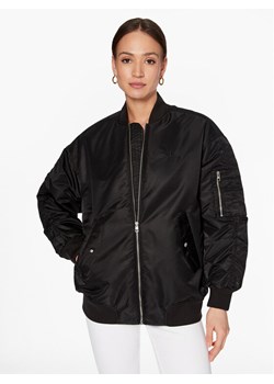 Calvin Klein Jeans Kurtka bomber J20J221082 Czarny Oversize ze sklepu MODIVO w kategorii Kurtki damskie - zdjęcie 181062615