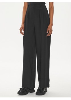 Calvin Klein Jeans Spodnie materiałowe J20J223917 Czarny Relaxed Fit ze sklepu MODIVO w kategorii Spodnie damskie - zdjęcie 181062767