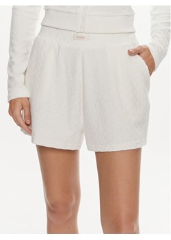 Guess Szorty sportowe V4GD15 KC5W2 Écru Loose Fit ze sklepu MODIVO w kategorii Szorty - zdjęcie 181063307