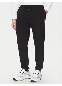 Tommy Hilfiger Spodnie dresowe UM0UM03348 Czarny Regular Fit ze sklepu MODIVO w kategorii Spodnie męskie - zdjęcie 181063596