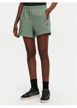 adidas Szorty sportowe Essentials JJ3463 Zielony Loose Fit ze sklepu MODIVO w kategorii Szorty - zdjęcie 181063679