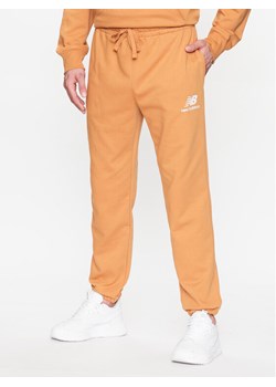 New Balance Spodnie dresowe MP31539 Żółty Regular Fit ze sklepu MODIVO w kategorii Spodnie męskie - zdjęcie 181064179