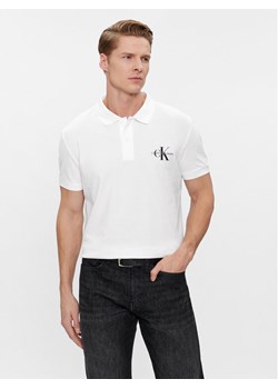 Calvin Klein Jeans Polo J30J323395 Biały Regular Fit ze sklepu MODIVO w kategorii T-shirty męskie - zdjęcie 181064196