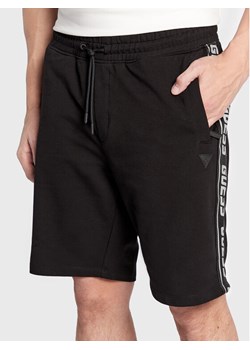 Guess Szorty sportowe Z2YD02 K6ZS1 Czarny Regular Fit ze sklepu MODIVO w kategorii Spodenki męskie - zdjęcie 181064489