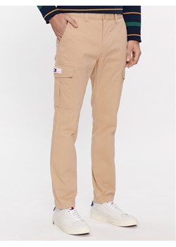 Tommy Jeans Spodnie materiałowe Austin DM0DM18341 Beżowy Slim Fit ze sklepu MODIVO w kategorii Spodnie męskie - zdjęcie 181064779