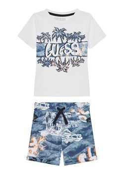 Guess Komplet t-shirt i spodenki N5GG13 K8HM4 Niebieski Regular Fit ze sklepu MODIVO w kategorii Komplety chłopięce - zdjęcie 181065388