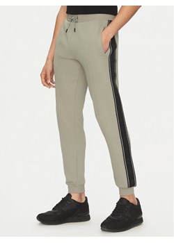 Guess Spodnie dresowe Z2YB09 KB3P2 Zielony Regular Fit ze sklepu MODIVO w kategorii Spodnie męskie - zdjęcie 181065567