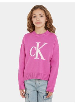 Calvin Klein Jeans Sweter Fluffy Monogram IG0IG02220 Różowy Regular Fit ze sklepu MODIVO w kategorii Swetry dziewczęce - zdjęcie 181065925