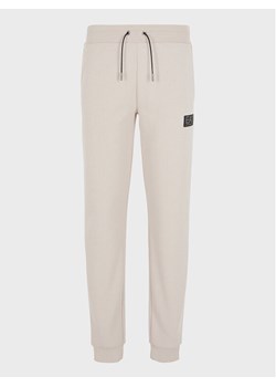 EA7 Emporio Armani Spodnie dresowe 6RPP78 PJARZ 1716 Beżowy Regular Fit ze sklepu MODIVO w kategorii Spodnie męskie - zdjęcie 181066377