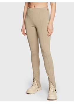 Calvin Klein Legginsy K20K205357 Beżowy Slim Fit ze sklepu MODIVO w kategorii Spodnie damskie - zdjęcie 181066497
