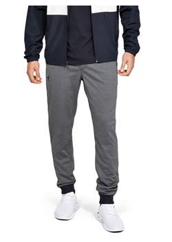 Under Armour Spodnie dresowe Ua Sportstyle 1290261 Szary Relaxed Fit ze sklepu MODIVO w kategorii Spodnie męskie - zdjęcie 181067355