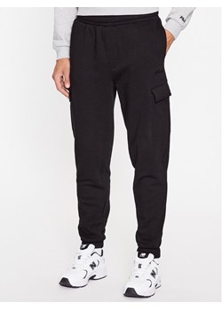 Fila Spodnie dresowe FAM0548 Czarny Regular Fit ze sklepu MODIVO w kategorii Spodnie męskie - zdjęcie 181067458