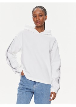Calvin Klein Jeans Bluza Logo Elastic Hoodie J20J223078 Biały Regular Fit ze sklepu MODIVO w kategorii Bluzy damskie - zdjęcie 181067759