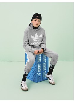 adidas Spodnie dresowe Trefoil 3-Stripes GD2705 Szary Regular Fit ze sklepu MODIVO w kategorii Spodnie chłopięce - zdjęcie 181067946