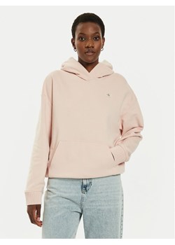 Calvin Klein Jeans Bluza J20J224173 Różowy Relaxed Fit ze sklepu MODIVO w kategorii Bluzy damskie - zdjęcie 181068365