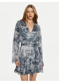 Guess Sukienka koszulowa W5RK35 WDW82 Niebieski Classic Fit ze sklepu MODIVO w kategorii Sukienki - zdjęcie 181068568