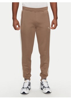 Puma Spodnie dresowe T7 Always On 629588 Brązowy Regular Fit ze sklepu MODIVO w kategorii Spodnie męskie - zdjęcie 181068698
