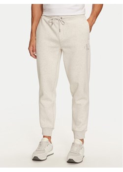 Calvin Klein Jeans Spodnie dresowe Monologo J30J325658 Szary Regular Fit ze sklepu MODIVO w kategorii Spodnie męskie - zdjęcie 181069059