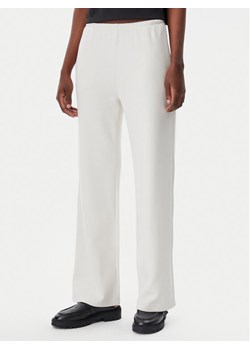 Calvin Klein Jeans Spodnie dresowe J20J225537 Écru Straight Fit ze sklepu MODIVO w kategorii Spodnie damskie - zdjęcie 181069179