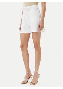 Guess Szorty materiałowe W5GD0I WH9Y2 Biały Loose Fit ze sklepu MODIVO w kategorii Szorty - zdjęcie 181069556
