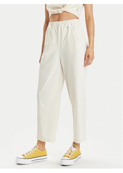 Champion Spodnie materiałowe 117110 Beżowy Relaxed Fit ze sklepu MODIVO w kategorii Spodnie damskie - zdjęcie 181069828