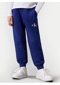 Calvin Klein Jeans Spodnie dresowe Monogram Logo IU0IU00285 Niebieski Regular Fit ze sklepu MODIVO w kategorii Spodnie chłopięce - zdjęcie 181069999