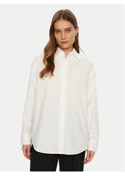 Calvin Klein Jeans Koszula J20J224858 Biały Relaxed Fit ze sklepu MODIVO w kategorii Koszule damskie - zdjęcie 181071116