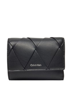 Calvin Klein Portfel damski Ck Woven Small Trifold K60K612953 Czarny ze sklepu MODIVO w kategorii Portfele damskie - zdjęcie 181071117