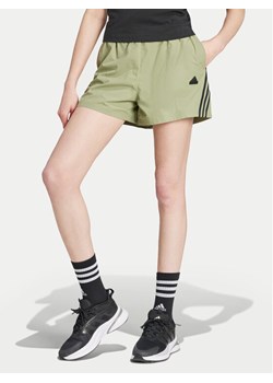 adidas Szorty sportowe Future Icons 3-Stripes IW7707 Zielony Loose Fit ze sklepu MODIVO w kategorii Szorty - zdjęcie 181071308