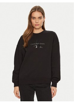 Calvin Klein Jeans Bluza Glossy Monologo J20J224724 Czarny Regular Fit ze sklepu MODIVO w kategorii Bluzy damskie - zdjęcie 181072775