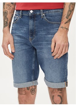 Calvin Klein Jeans Szorty jeansowe J30J324874 Niebieski Slim Fit ze sklepu MODIVO w kategorii Spodenki męskie - zdjęcie 181073939