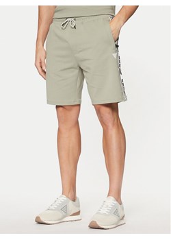 Guess Szorty sportowe Z2YD02 K6ZS1 Zielony Loose Fit ze sklepu MODIVO w kategorii Spodenki męskie - zdjęcie 181074758