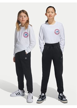 adidas Spodnie dresowe IW3498 Czarny Regular Fit ze sklepu MODIVO w kategorii Spodnie dziewczęce - zdjęcie 181075017