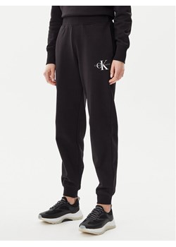 Calvin Klein Jeans Spodnie dresowe Monologo J20J225354 Czarny Slim Fit ze sklepu MODIVO w kategorii Spodnie damskie - zdjęcie 181075019