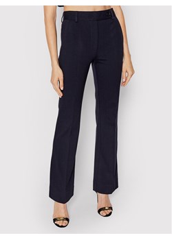 Victoria Victoria Beckham Spodnie materiałowe 1322WTR003869A Granatowy Regular Fit ze sklepu MODIVO w kategorii Spodnie damskie - zdjęcie 181076337
