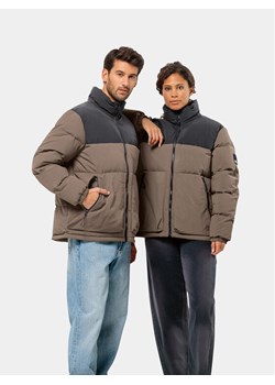 Jack Wolfskin Kurtka puchowa Dellbrueck Jkt 1207561 Brązowy Regular Fit ze sklepu MODIVO w kategorii Kurtki damskie - zdjęcie 181076338