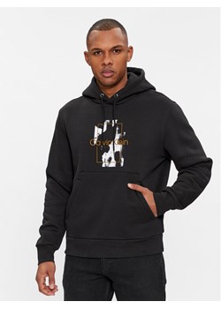 Calvin Klein Bluza Camo Logo K10K112258 Czarny Regular Fit ze sklepu MODIVO w kategorii Bluzy męskie - zdjęcie 181077245