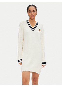 Tommy Jeans Sukienka dzianinowa DW0DW19810 Écru Relaxed Fit ze sklepu MODIVO w kategorii Sukienki - zdjęcie 181077818