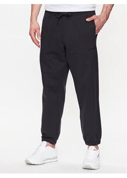 New Balance Spodnie dresowe MP23551 Czarny Relaxed Fit ze sklepu MODIVO w kategorii Spodnie męskie - zdjęcie 181077827