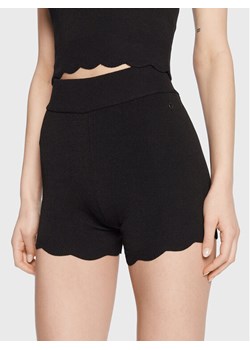 Guess Szorty materiałowe Vicky W3GZ01 Z2Z80 Czarny Slim Fit ze sklepu MODIVO w kategorii Szorty - zdjęcie 181077836