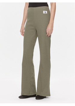 Calvin Klein Jeans Spodnie materiałowe J20J222598 Zielony Straight Fit ze sklepu MODIVO w kategorii Spodnie damskie - zdjęcie 181077959
