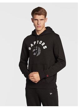New Era Bluza Toronto Raptors Team Logo 11546161 Czarny Regular Fit ze sklepu MODIVO w kategorii Bluzy męskie - zdjęcie 181079029