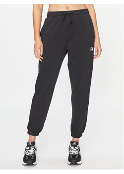 New Balance Spodnie dresowe Essentials French Terry Pant WP33508 Czarny Regular Fit ze sklepu MODIVO w kategorii Spodnie damskie - zdjęcie 181079058