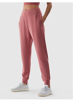 4F Spodnie dresowe 4FWAW23TTROF611 Różowy Relaxed Fit ze sklepu MODIVO w kategorii Spodnie damskie - zdjęcie 181079075