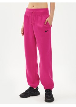 Nike Spodnie dresowe DQ5887 Różowy Oversize ze sklepu MODIVO w kategorii Spodnie damskie - zdjęcie 181079386