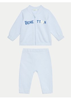 United Colors Of Benetton Dres 3J70AK00R Niebieski Regular Fit ze sklepu MODIVO w kategorii Dresy dla niemowlaka - zdjęcie 181079415