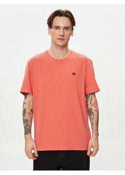 Wrangler T-Shirt Sign Off 112350437 Czerwony Regular Fit ze sklepu MODIVO w kategorii T-shirty męskie - zdjęcie 181079567