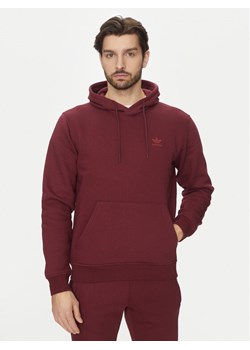 adidas Bluza Trefoil Essentials JD2403 Bordowy Regular Fit ze sklepu MODIVO w kategorii Bluzy męskie - zdjęcie 181079816